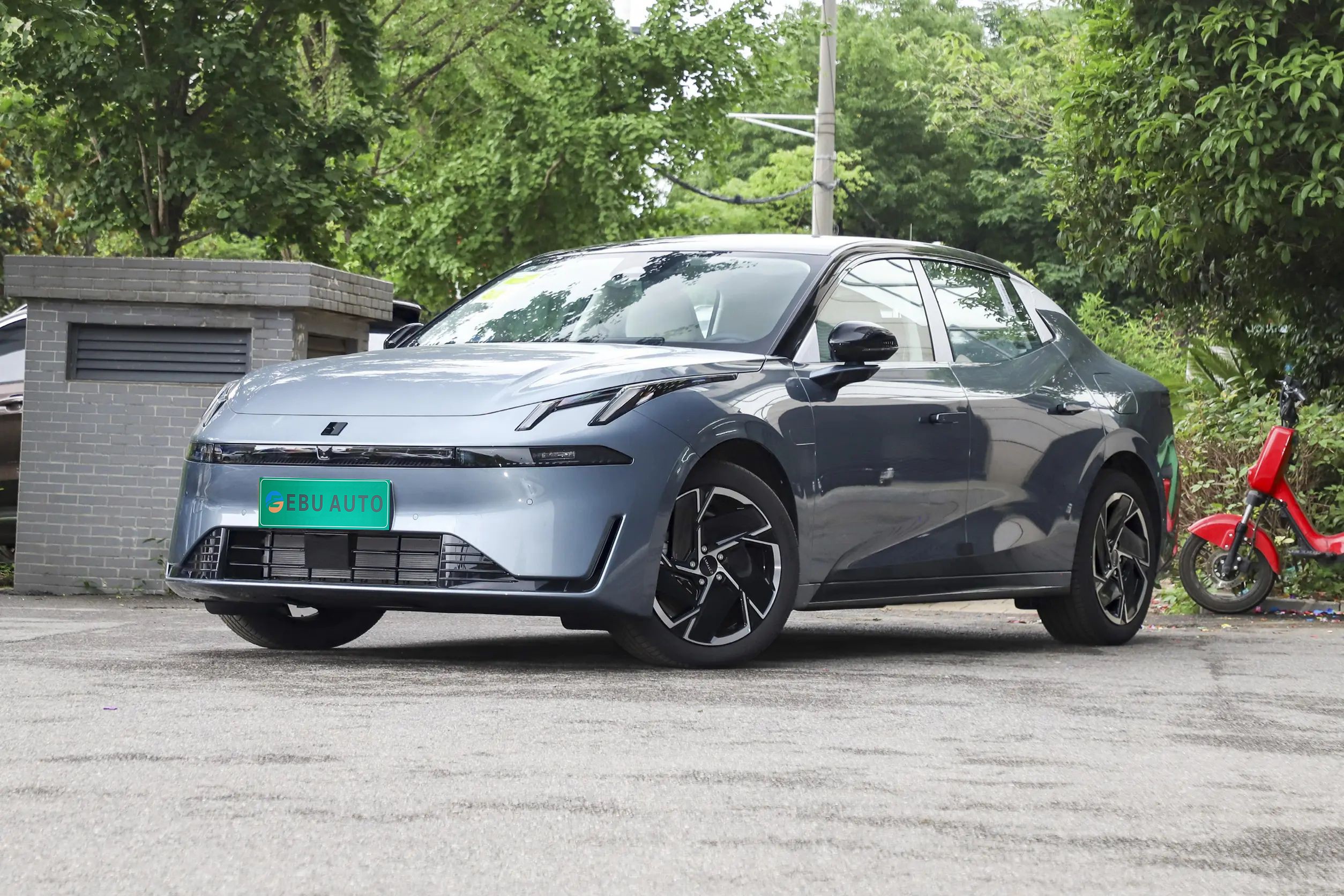 يوجد Lynk &Co 07 EM-P هنا ، بشكل شخصي ، ومجهز ب 23 مكبر صوت Harman Kardon ، ومدى يزيد عن 1400 كيلومتر